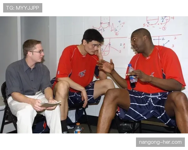 姚明拎塑料袋买菜那刻，巨人与“隔壁大叔”在同一画面抢镜