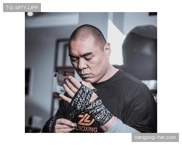 张志磊脱下训练装瞬间富豪既视感，随手几样东西把我打蒙了